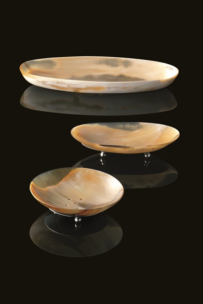 將珍貴牛角結合優質木材或金屬等異材質，巧妙創造極具